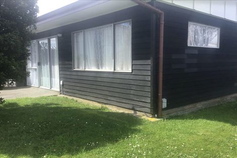 Photo of property in 27a-b Cheyne Walk, Newlands, Wellington, 6037