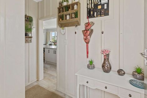 Photo of property in 8 Feltham Street, Hunterville, 4730