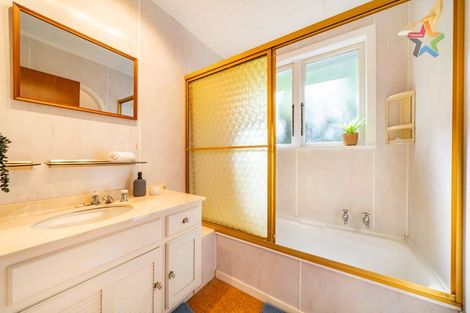 Photo of property in 2 Singers Road, Korokoro, Lower Hutt, 5012