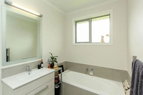 Photo of property in 2 Rayner Way, Glen Avon, New Plymouth, 4312
