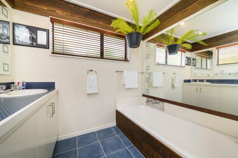 Photo of property in 43 Springdale Grove, Fitzherbert, Palmerston North, 4410