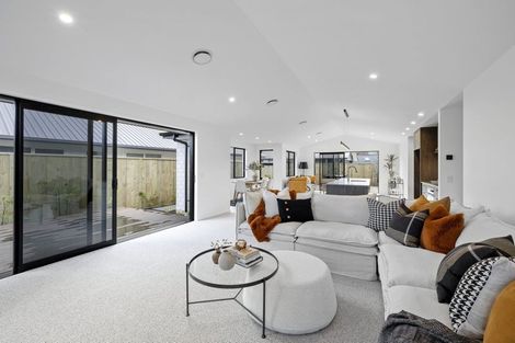 Photo of property in 35 Sycamore Grove, Lower Vogeltown, New Plymouth, 4310