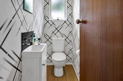 Photo of property in 42 Seaview Road, Marfell, New Plymouth, 4310