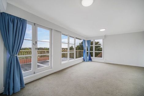 Photo of property in 392 Glenfield Road, Glenfield, Auckland, 0629