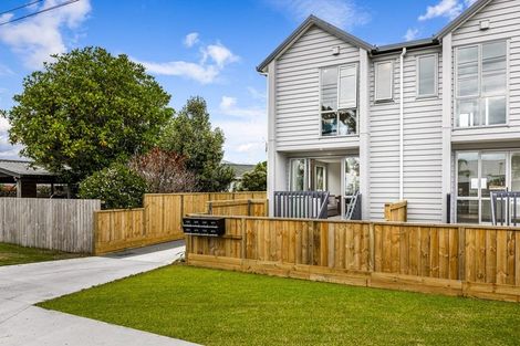 Photo of property in 1/51 Wharf Road, Te Atatu Peninsula, Auckland, 0610