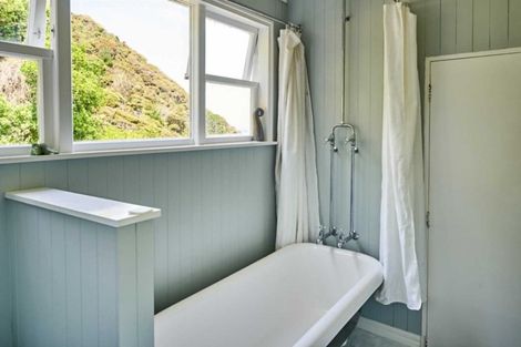 Photo of property in 3 Mackenzie Road, Eastbourne, Lower Hutt, 5013