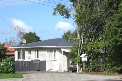 Photo of property in 1/99 Hobsonville Road, West Harbour, Auckland, 0618