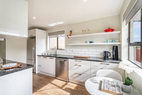 Photo of property in 2/48 Kowhai Avenue, Ebdentown, Upper Hutt, 5018