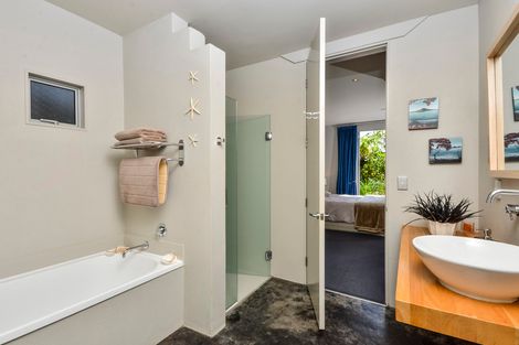 Photo of property in 2/19 Tindalls Bay Road, Tindalls Beach, Whangaparaoa, 0930