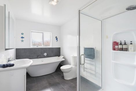 Photo of property in 6 Taioma Crescent, Te Atatu Peninsula, Auckland, 0610