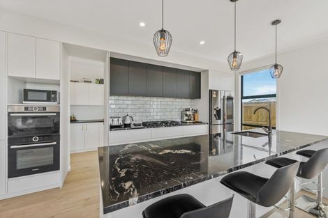 Photo of property in 67 Vaucluse Heights, Fitzherbert, Palmerston North, 4410