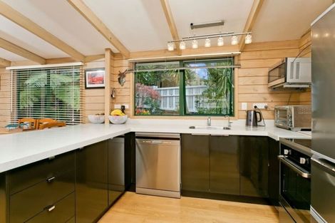 Photo of property in 2/42 Woodlands Crescent, Browns Bay, Auckland, 0630