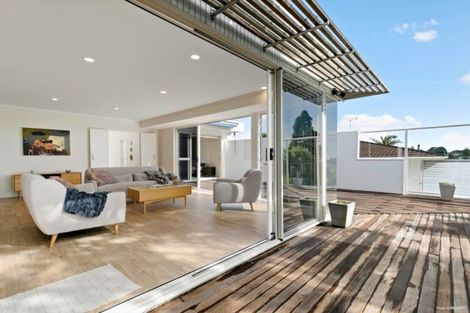 Photo of property in 27 Mcmillan Place, Mellons Bay, Auckland, 2014