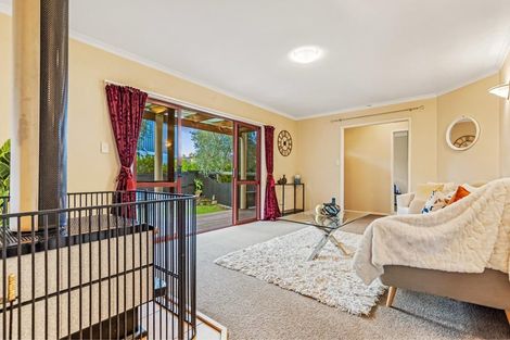 Photo of property in 9 Queen Natalie Place, Massey, Auckland, 0614