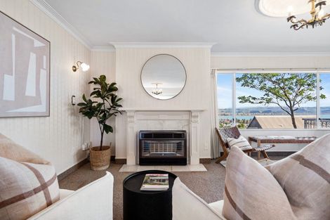 Photo of property in 19 Roslyn Road, Bluff Hill, Napier, 4110