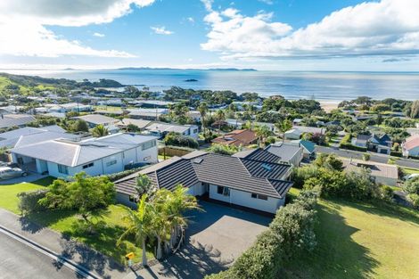 Photo of property in 11 Christine Drive, Coopers Beach, 0420