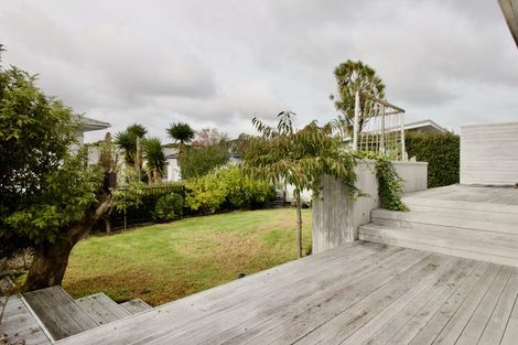 Photo of property in 5 Ngatoa Place, Glenfield, Auckland, 0629