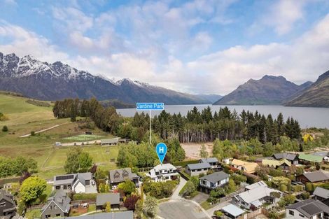 Photo of property in 7 Kelvin Place, Kelvin Heights, Queenstown, 9300