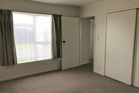 Photo of property in 15a Bayswater Place, Newlands, Wellington, 6037