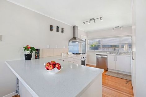 Photo of property in 2/83a Pupuke Road, Northcote, Auckland, 0627