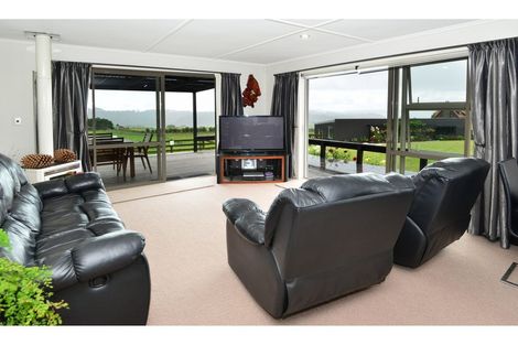 Photo of property in 7 Kaipara Lake Road, South Head, Helensville, 0874