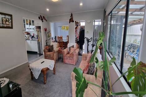 Photo of property in 8a Fruitvale Road, New Lynn, Auckland, 0600