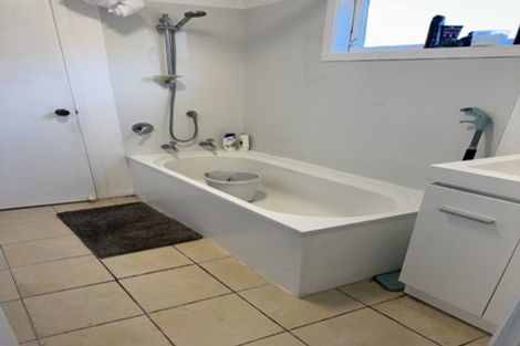 Photo of property in 17 Edgeworth Road, Glenfield, Auckland, 0629