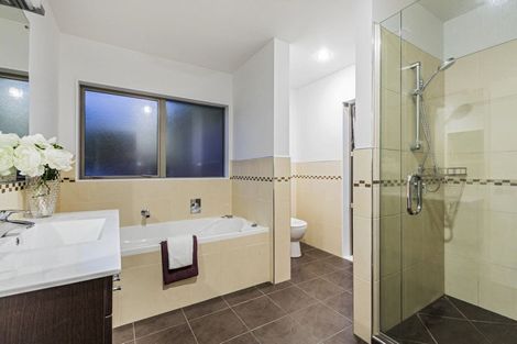 Photo of property in 127 Vaughans Road, Okura, Albany, 0792