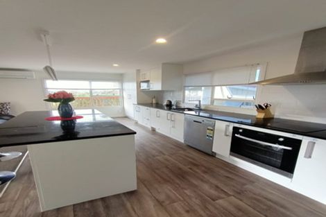 Photo of property in 2/527 Glenfield Road, Glenfield, Auckland, 0629