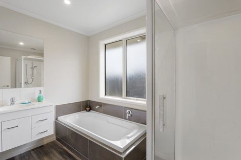 Photo of property in 30 Shillingford Boulevard, Rolleston, 7615