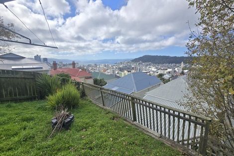 Photo of property in 3 Maarama Crescent, Aro Valley, Wellington, 6021