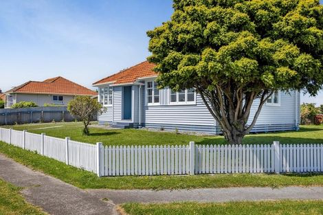 Photo of property in 2 Waihi Road, Hawera, 4610