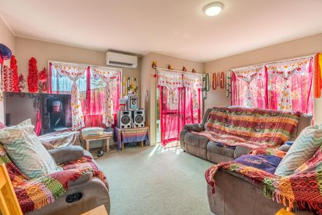 Photo of property in 2/12 De Bloge Place, Clendon Park, Auckland, 2103