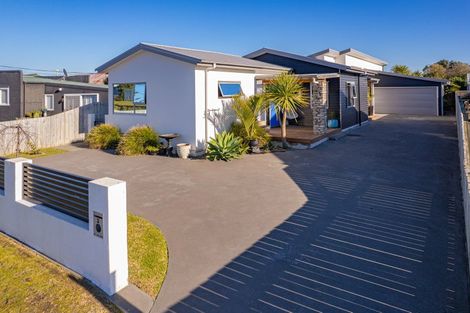 Photo of property in 3 Kamahi Street, Castlecliff, Whanganui, 4501