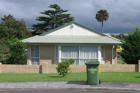 Photo of property in 6 Coupland Court, Glendene, Auckland, 0602