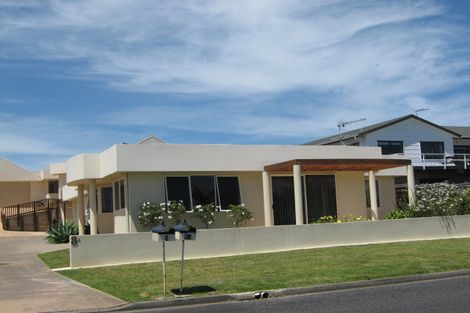 Photo of property in 8 Torkar Road, Clarks Beach, 2122