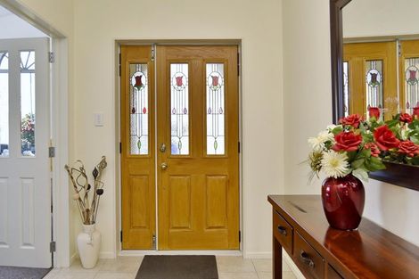 Photo of property in 15 Willowview Drive, Redwood, Christchurch, 8051