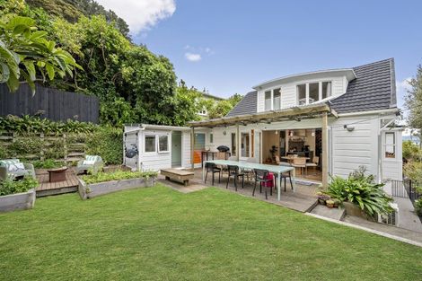 Photo of property in 5 Manuka Terrace, Eastbourne, Lower Hutt, 5013