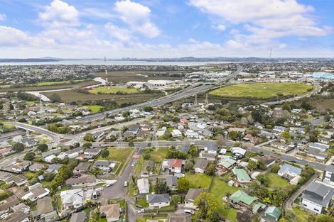 Photo of property in 8 Halloran Place, Massey, Auckland, 0614