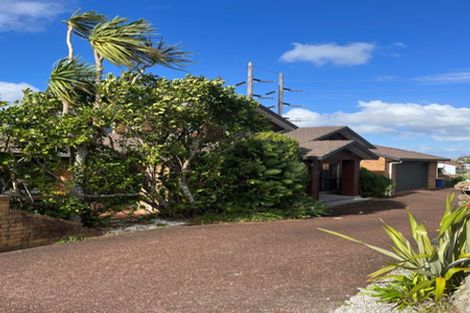 Photo of property in 33 Highgrove Lane, Totara Vale, Auckland, 0632