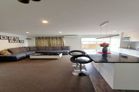 Photo of property in 2/527 Glenfield Road, Glenfield, Auckland, 0629