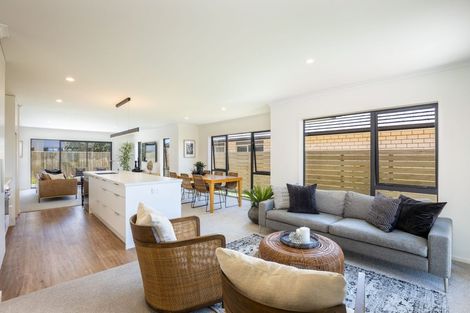 Photo of property in 8 Oakmont Crescent, Waiwhakaiho, New Plymouth, 4312