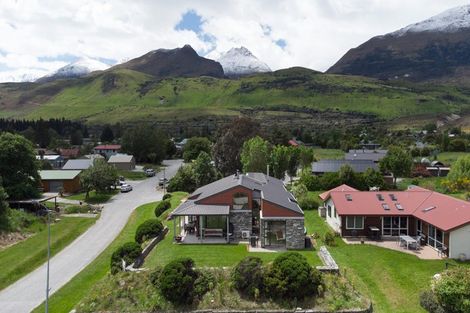 Photo of property in 33 Benmore Place, Glenorchy, 9372