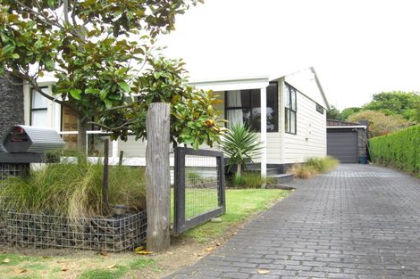 Photo of property in 18 Sullivan Avenue, Mangere Bridge, Auckland, 2022