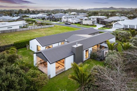 Photo of property in 6 Sandpiper Avenue, Point Wells, 0986