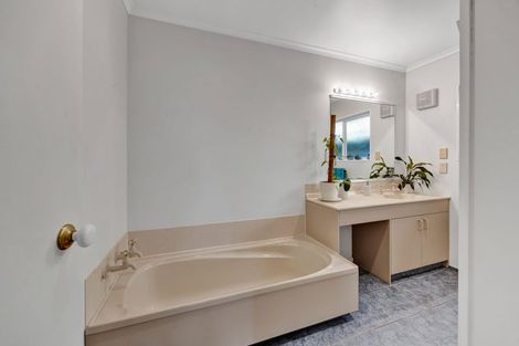 Photo of property in 6 Mayfair Place, Westown, New Plymouth, 4310