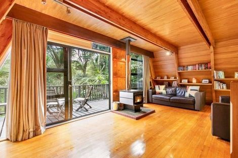 Photo of property in 36 Titirangi Beach Road, Titirangi, Auckland, 0604