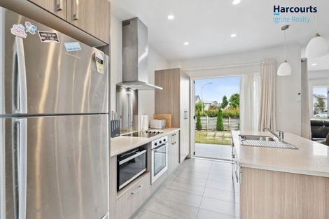 Photo of property in 11 Stitchbird Crescent, Papakura, 2110