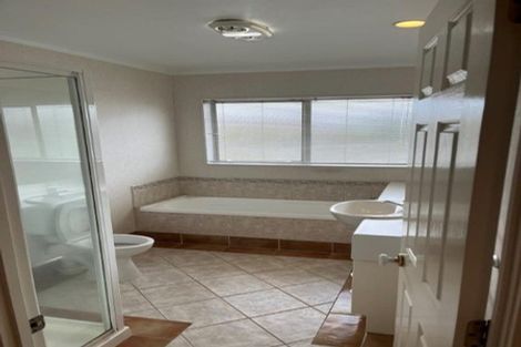 Photo of property in 6 Claremont Way, East Tamaki Heights, Auckland, 2016