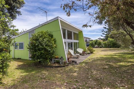 Photo of property in 41 Queens Road, Waikanae Beach, Waikanae, 5036